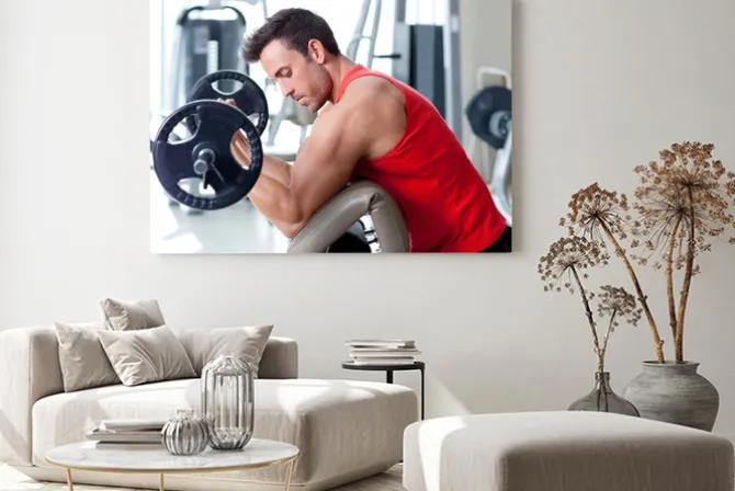 Obraz: Człowiek ze sprzętem treningu siłowego na siłowni sportu