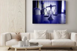 Obraz: Dekoracyjne scales of justice w sądzie