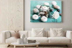 Obraz: Dekoracyjny wazon z świece, woda i kamienie