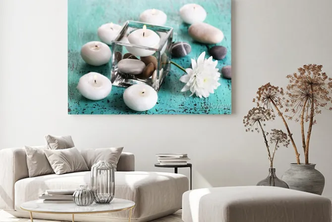 Obraz: Dekoracyjny wazon z świece, woda i kamienie