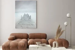 Obraz: Drewniane molo na jeziorze w nastroju pochmurny i mglisty.