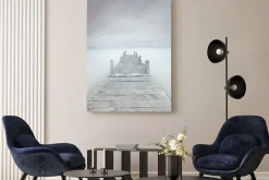 Obraz: Drewniane molo na jeziorze w nastroju pochmurny i mglisty.