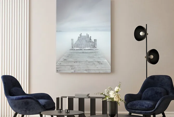 Obraz: Drewniane molo na jeziorze w nastroju pochmurny i mglisty.