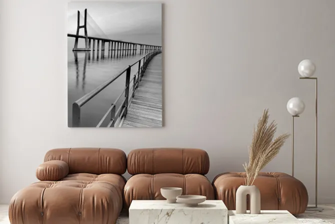 Obraz: Drewniany pomost przy nowoczesnym moście linowym