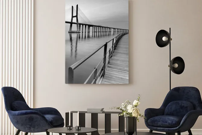 Obraz: Drewniany pomost przy nowoczesnym moście linowym