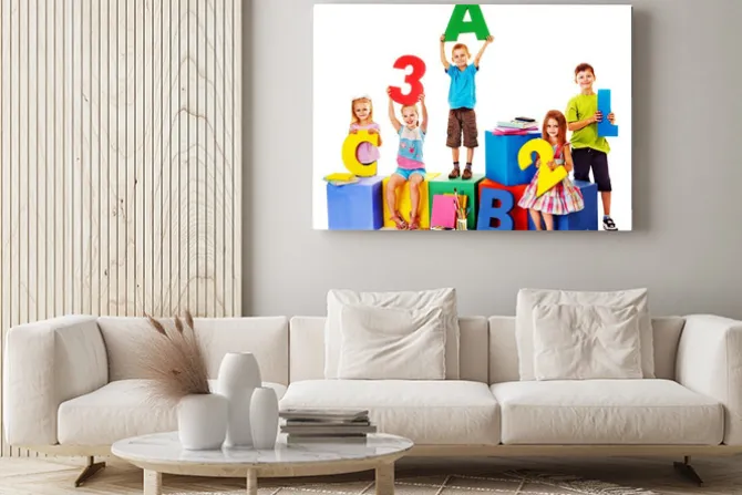 Obraz: Dzieci siedzi na kostce.