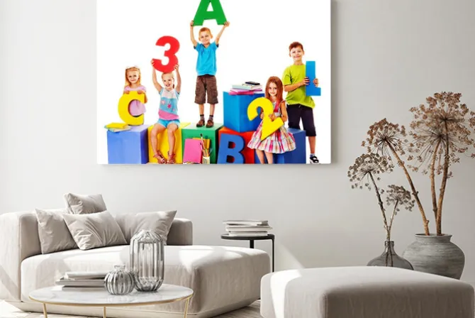 Obraz: Dzieci siedzi na kostce.