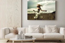 Obraz: Dziewczyna biegnie przez pola