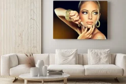 Obraz: Dziewczyna z złotego makijażu i paznokci metalu.