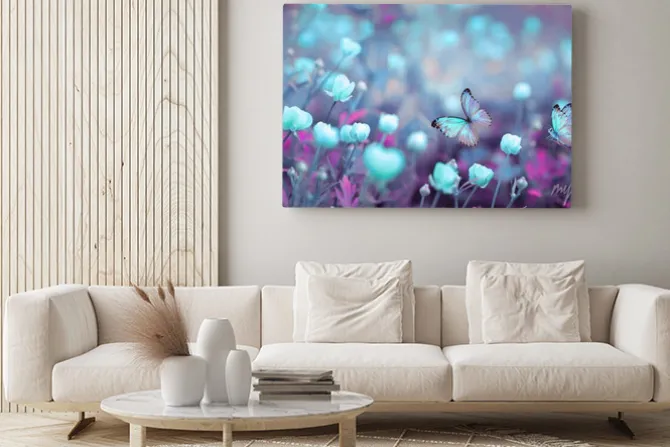 Obraz: Dzikie jasnoniebieskie kwiaty na polu i dwa fruwające motyle
