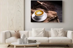 Obraz: Filiżanka cappuccino z ziarnami w tle