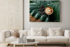 Obraz: Filiżanka kawy na liściu w kawiarnianej scenerii