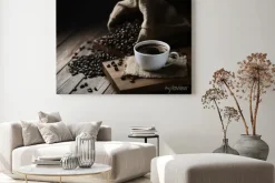 Obraz: Filiżanki kawy i ziarna kawy na drewnianym stole