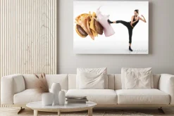 Obraz: Fit młoda kobieta walczy z fast food