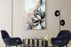 Obraz: Florystyczny pąk kwiata w szarościach złocie i pastelowym różu