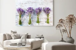 Obraz: Gałązki lawendy na drewnianym tle