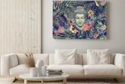 Obraz: Głowa buddy wśród kwiatów i pawich piór