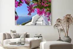 Obraz: Greckie białe schody otoczone kwiatami