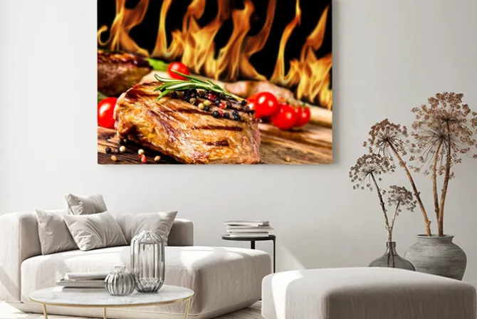 Obraz: Grillowane steki wołowe z płomieni na tle