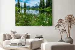 Obraz: Górski pejzaż z kwietną łąką i jeziorem