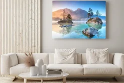 Obraz: Górskie jezioro z wyspami i ośnieżonym szczytem