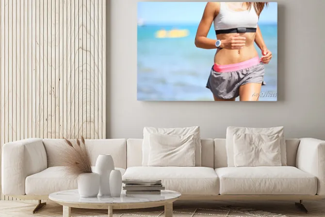 Obraz: Kobieta runner z monitorem pracy serca z systemem