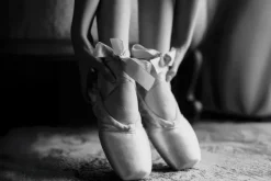 Obraz: Kobieta tańcząca w baletkach