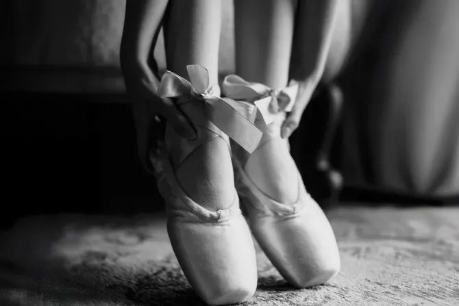 Obraz: Kobieta tańcząca w baletkach