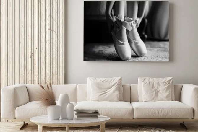 Obraz: Kobieta tańcząca w baletkach