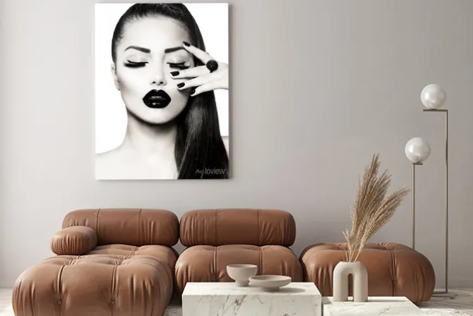 Obraz: Kobieta z czarnymi ustami i ręką przy twarzy