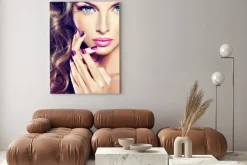 Obraz: Kobieta z makijażem i z fioletowym manicure