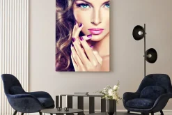 Obraz: Kobieta z makijażem i z fioletowym manicure