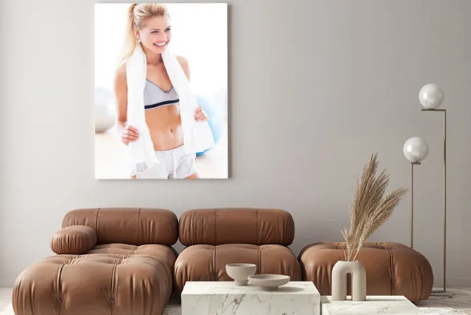 Obraz: Kobieta z ręcznikiem na siłowni