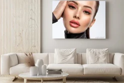 Obraz: Kobieta z subtelnym makijażem w odcieniach różu