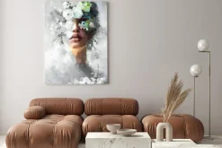 Obraz: Kobieta zasłonięta kwiatowym tłem