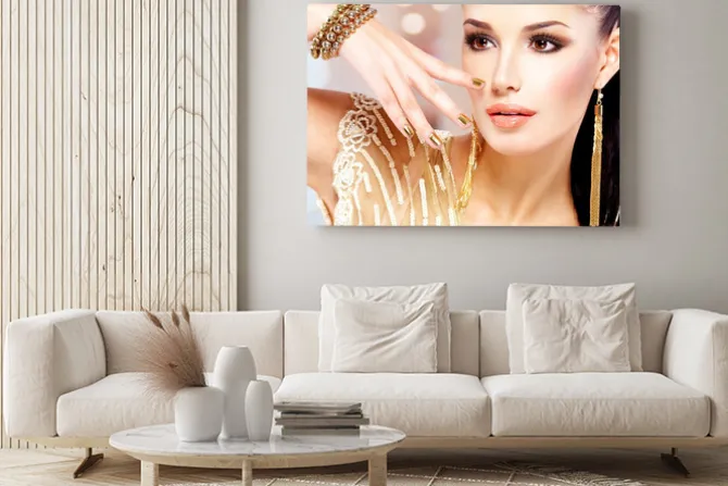Obraz: Kobieta ze złotymi paznokciami i piękna biżuteria złota