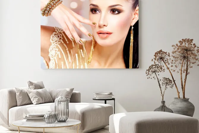 Obraz: Kobieta ze złotymi paznokciami i piękna biżuteria złota