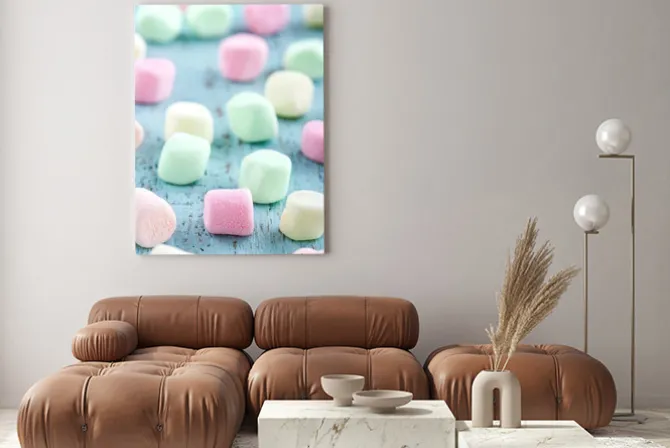 Obraz: Kolorowe małe marshmallows na tle drewniane