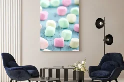 Obraz: Kolorowe małe marshmallows na tle drewniane