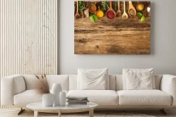 Obraz: Kolorowe przyprawy na drewnianym stole