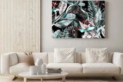 Obraz: Kompozycja z kwiatów i pawich piór na czarnym tle