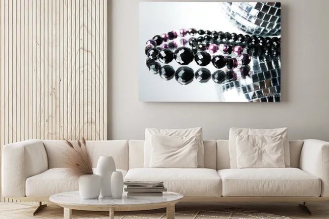 Obraz: Koralik z disco kulki na lustrze