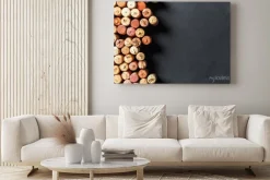 Obraz: Korki do wina tworzące kompozycję na czarnym tle