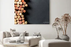 Obraz: Korki do wina tworzące kompozycję na czarnym tle