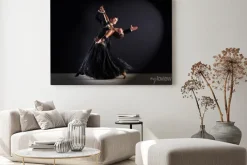 Obraz: Latino tancerze w sali balowej samodzielnie na czarny