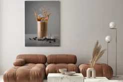 Obraz: Lukrowa kawa z kostkami lodu i fasolą na szarym betonie