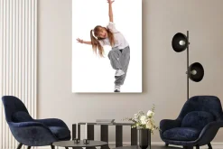 Obraz: Mała dziewczyna tańczy