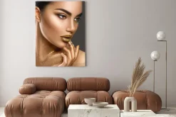 Obraz: Makijaż artystyczny. portret piękna kobieta z złotą skórą. glamour