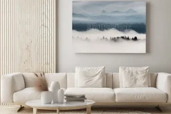 Obraz: Mglisty krajobraz z górami i drzewami