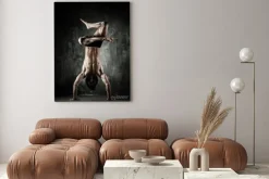 Obraz: Młoda b-boy człowiek z nagi tułowia wykonując ruchy taneczne